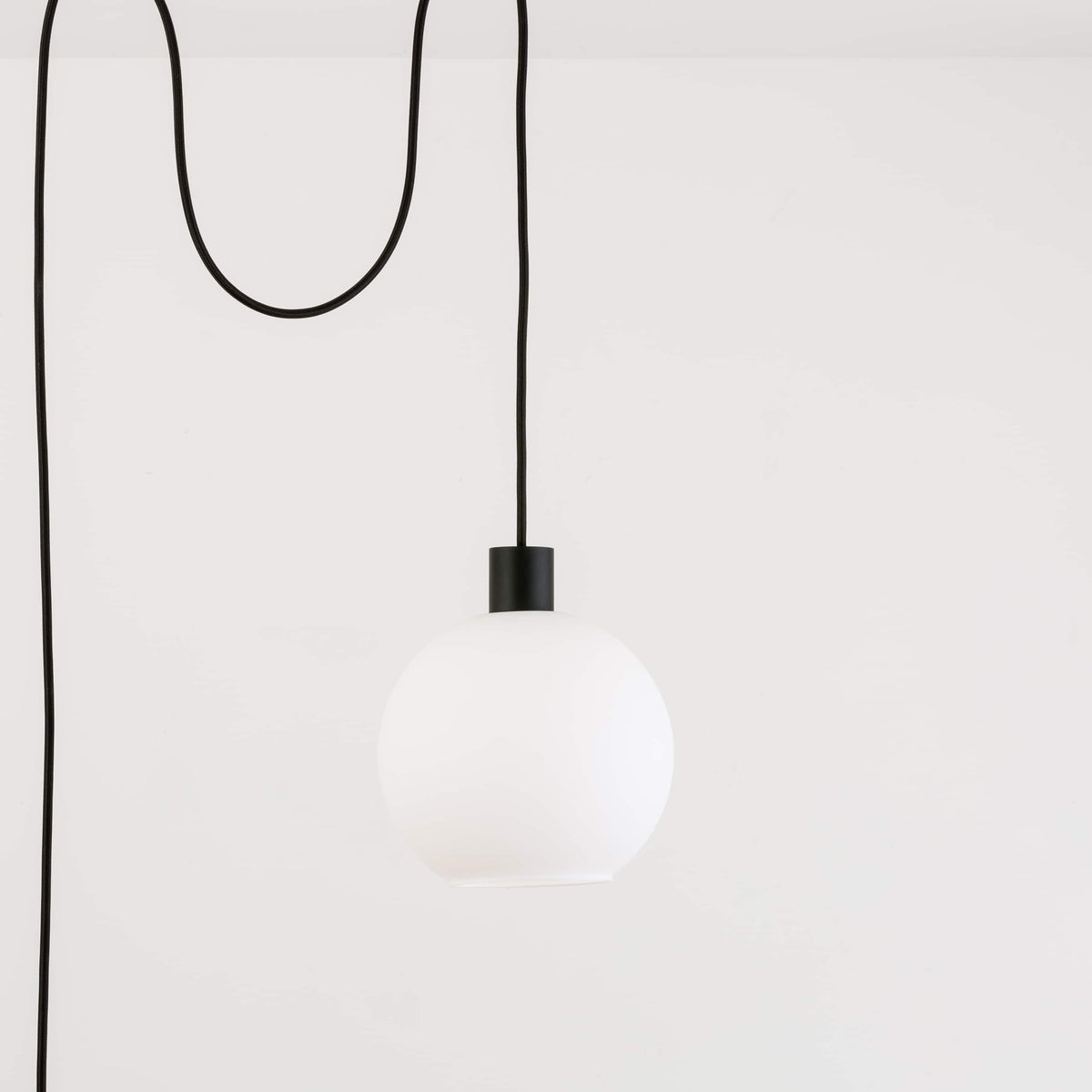 AiO Globe Plug-In Pendant | 6", 8", 10", 12" Black / Matte White / 8in
