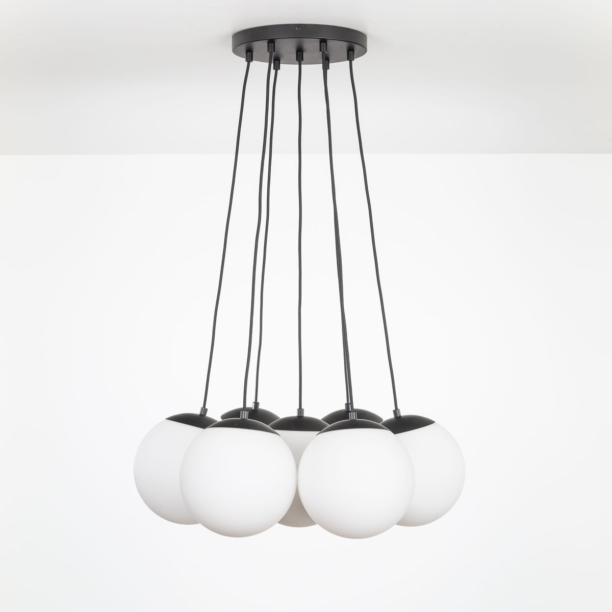 Mod Globe Loop Multiport Chandelier 7 / Black / 10in Matte White
