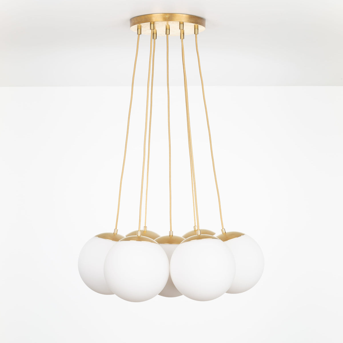 Mod Globe Loop Multiport Chandelier 7 / Brass / 10in Matte White