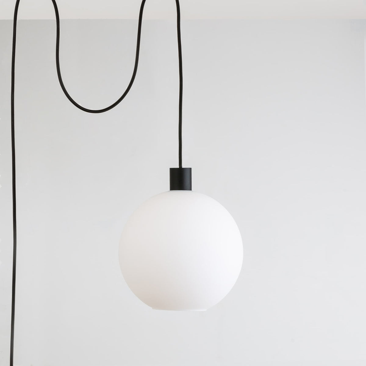 AiO Globe Plug-In Pendant | 6", 8", 10", 12" Black / Matte White / 10in