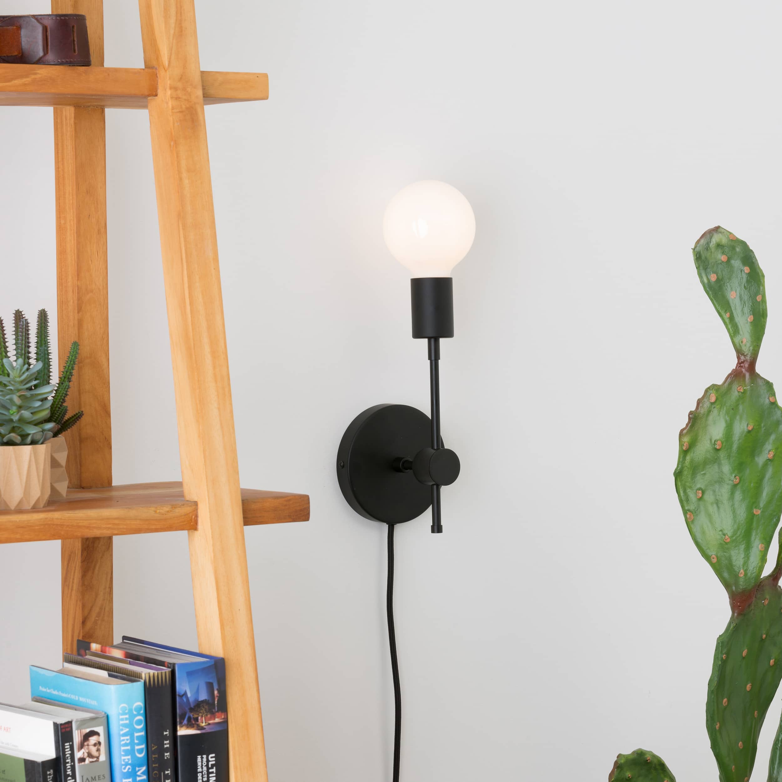 Customize: Solo Plug-In Sconce
